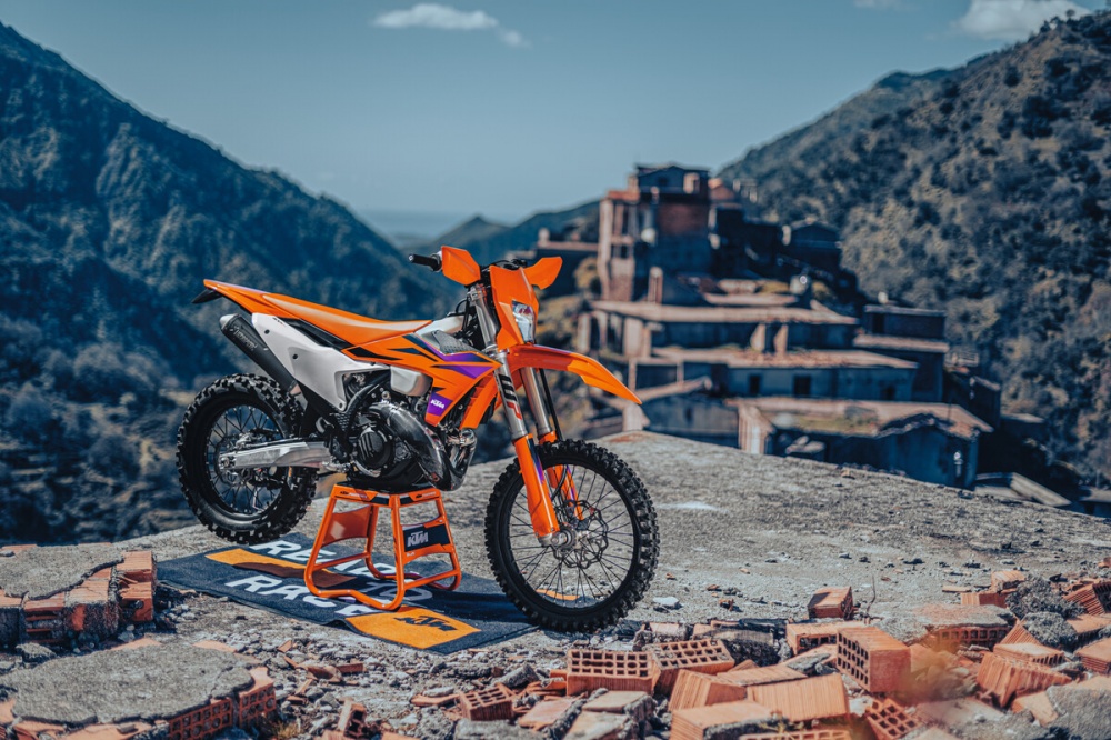 Besutan Enduro 2 Langkah Karya Terbaru KTM Menjadi Skuad Jagoan Rintangan Enduro