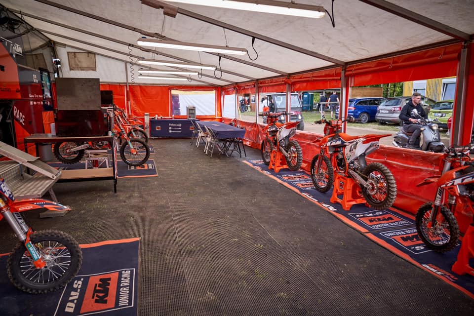 Kesibukan Teknisi Suspensi Tim Balap Dunia